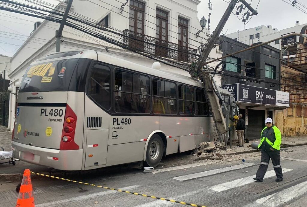 acidente-onibus-curitiba-carro