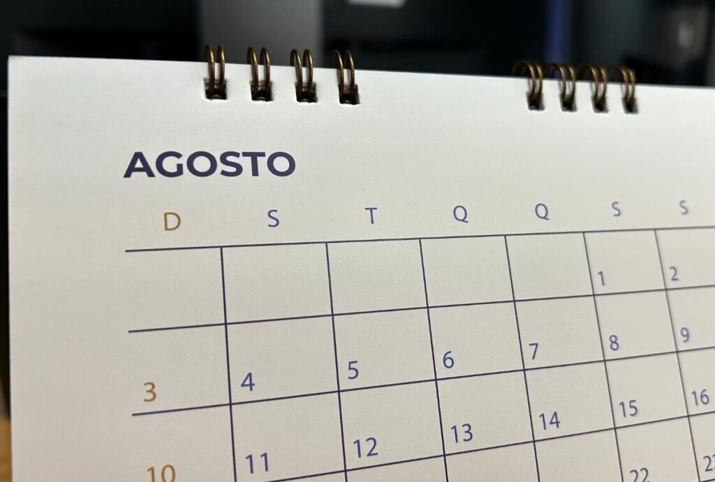 agosto-feriados-2025