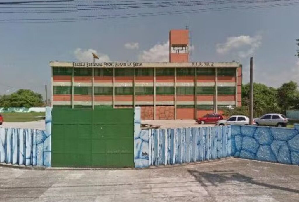 aluna-tem-dedo-decepado