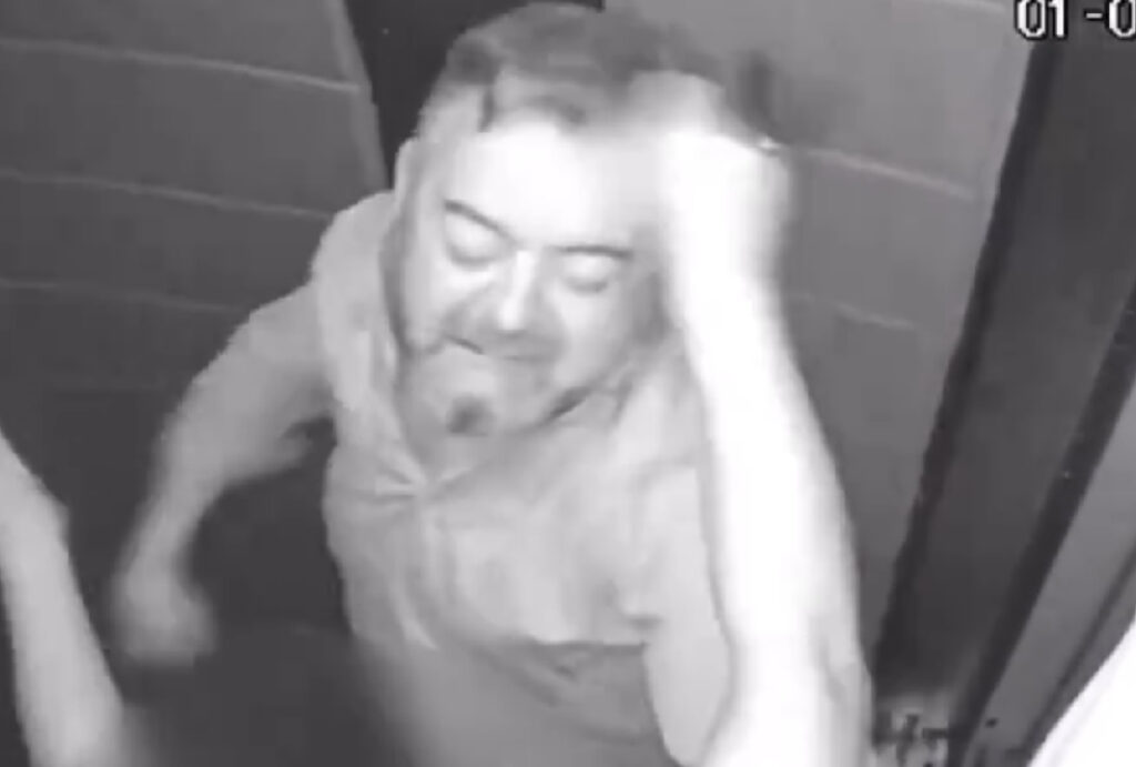 empresario-bate-em-mulher-no-elevador
