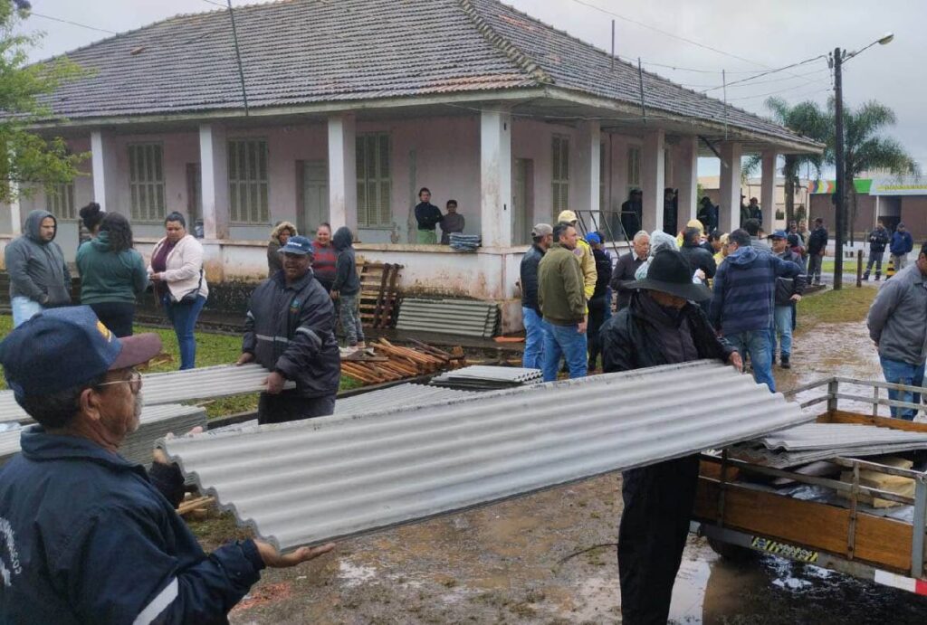 familias-tempestade-em-castro-recebem-ajuda