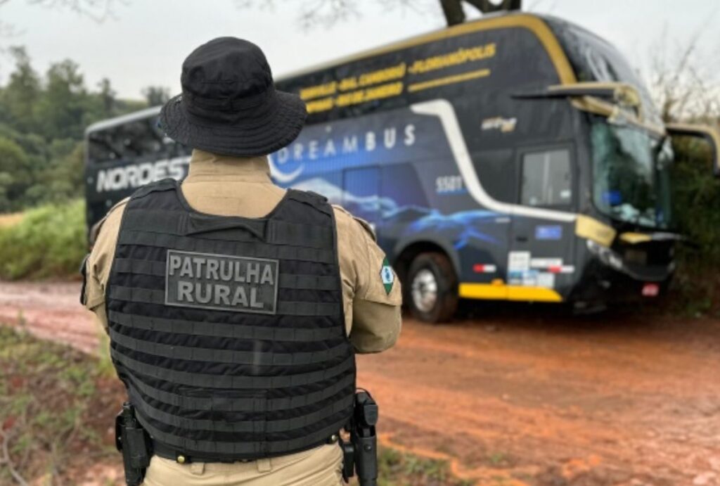 foge-da-cadeia-rouba-onibus
