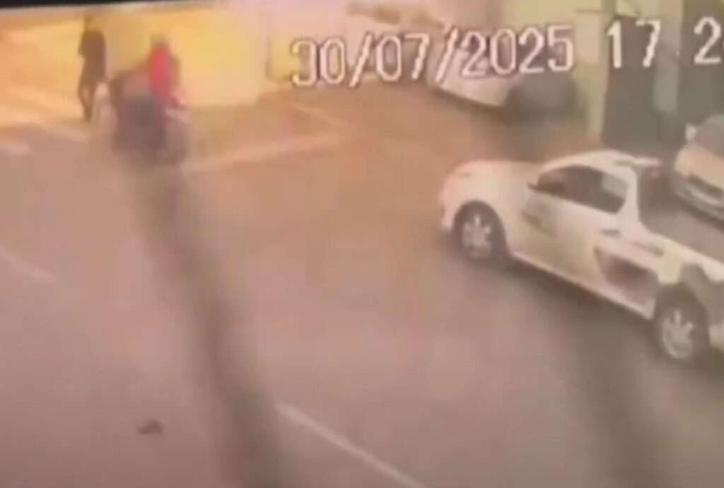 mulher-atropelada-por-moto-na-faixa