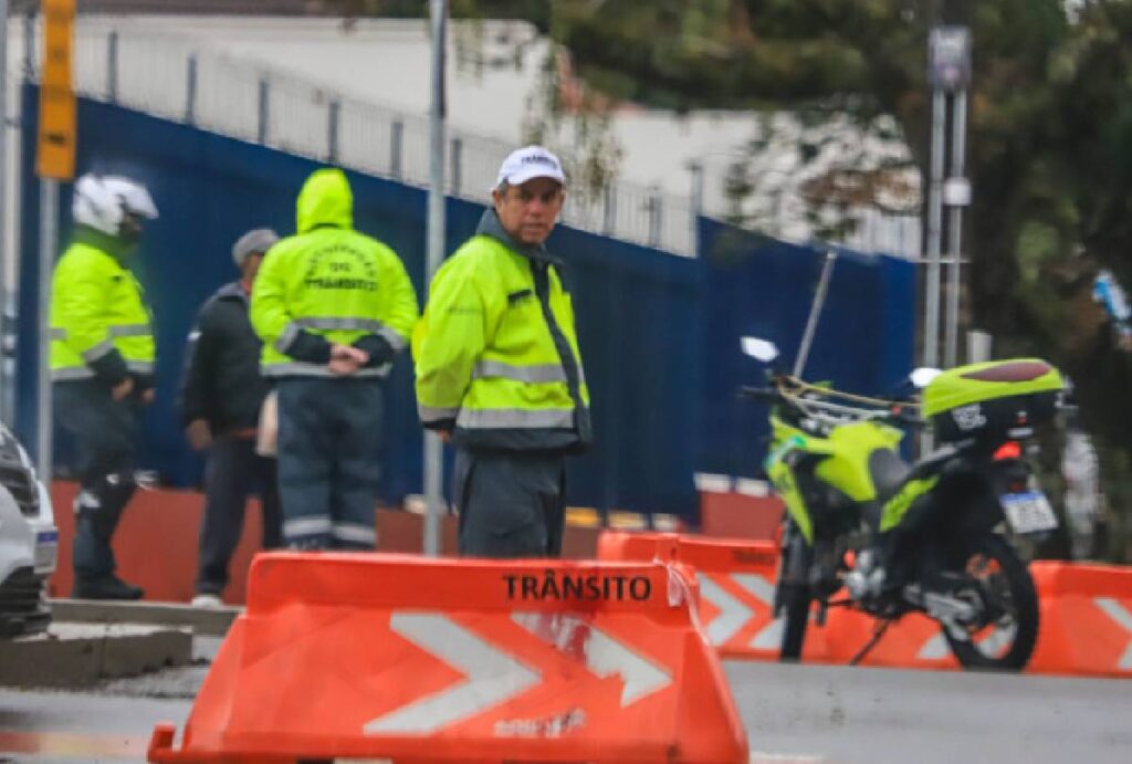 transito-curitiba-bloqueado-campo-comprido