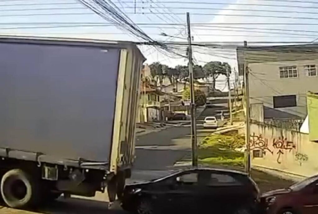 caminhao-fica-sem-freio-ladeira-estrago-video
