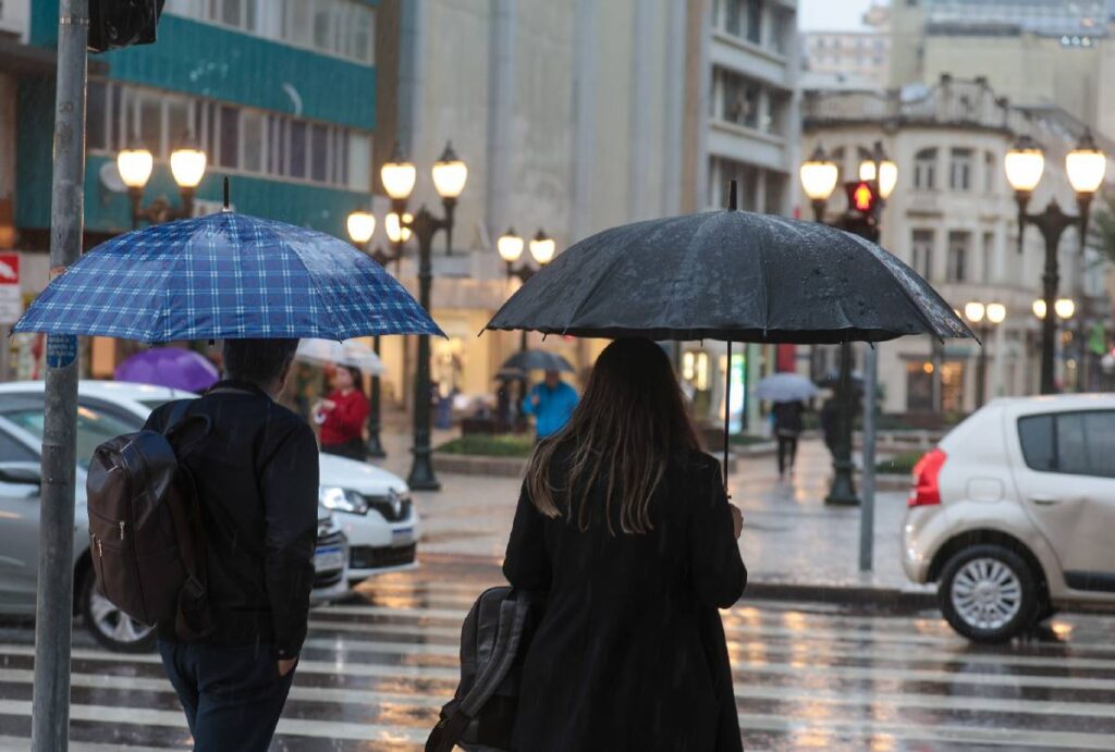 falta-de-luz-no-parana-chuva