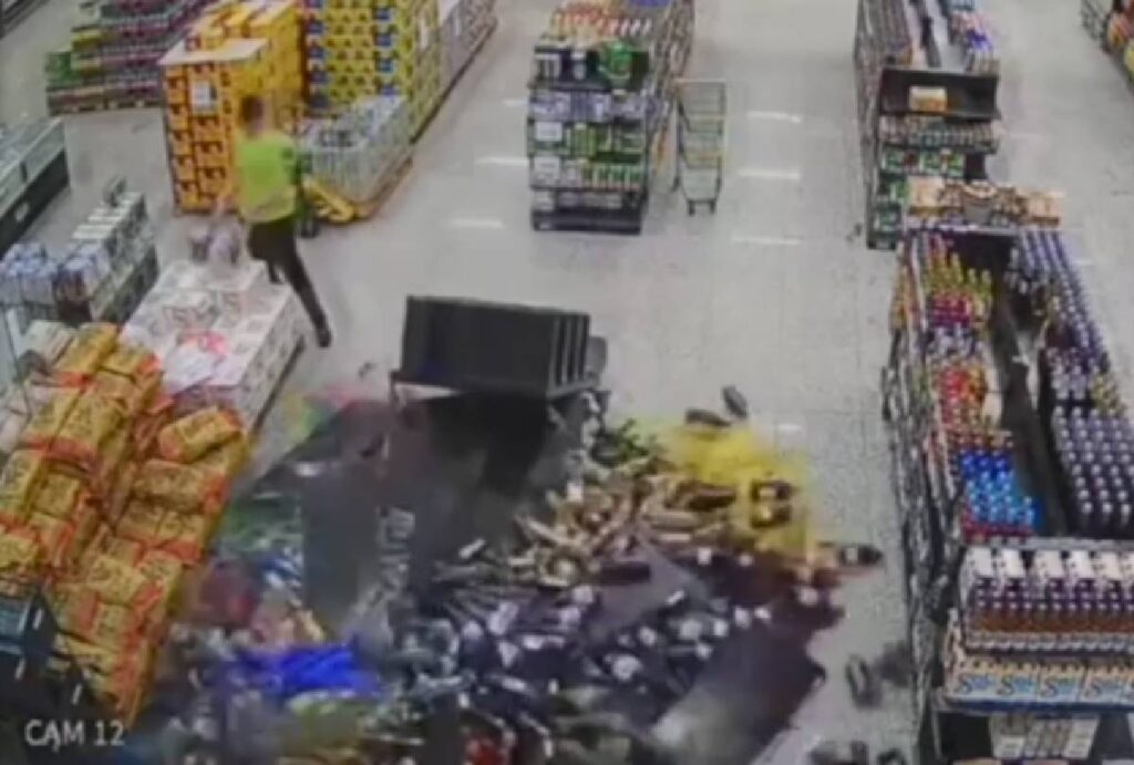 prateleira-cai-em-supermercado