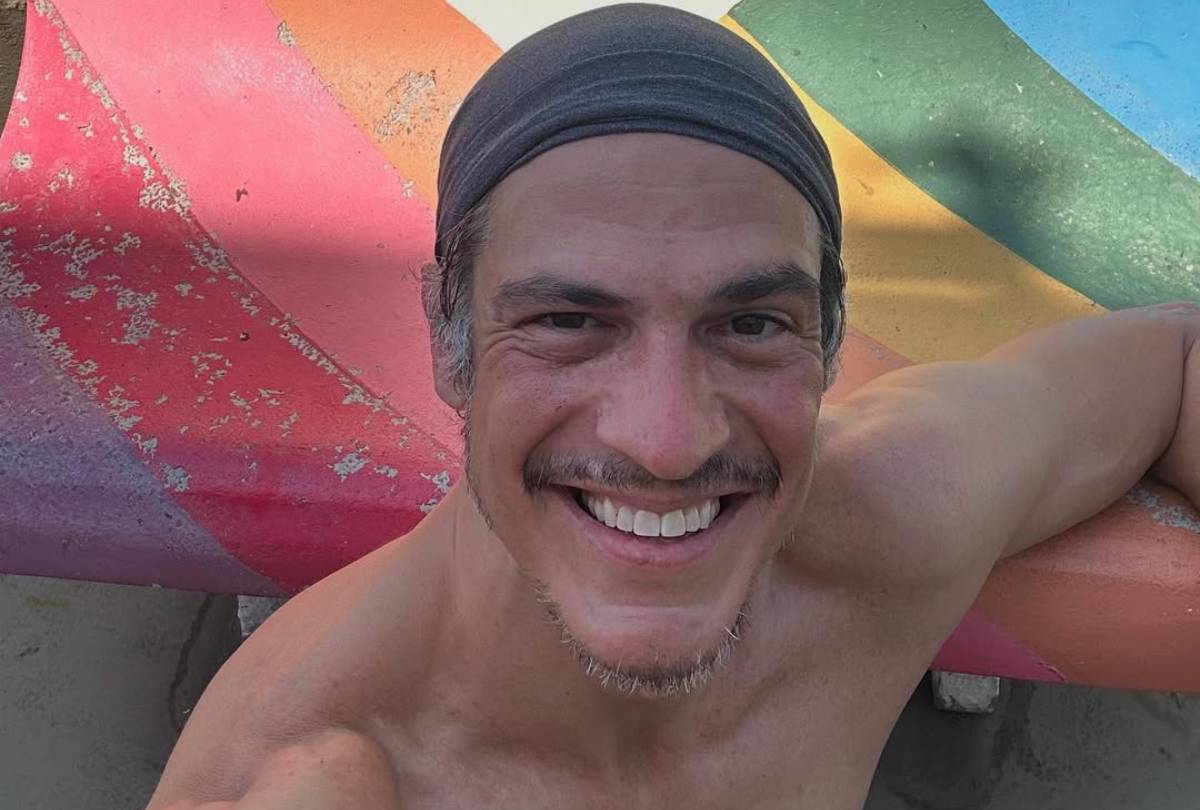 Mateus Solano dá tapa em celular de fã durante peça teatral