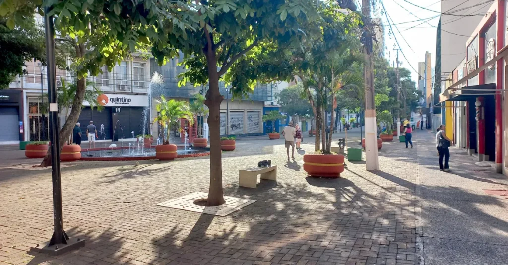 Grupo Massa e Lojas Colombo realizam ação de Outubro Rosa no calçadão de Londrina
