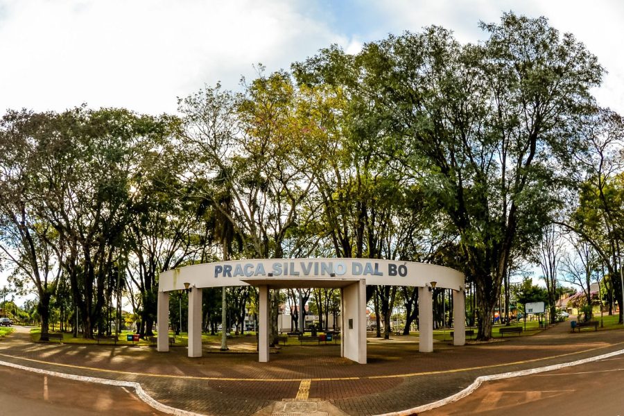 Rede Massa e Lojas Colombo realizam ação de Outubro Rosa na Praça Silvino Dal Bó