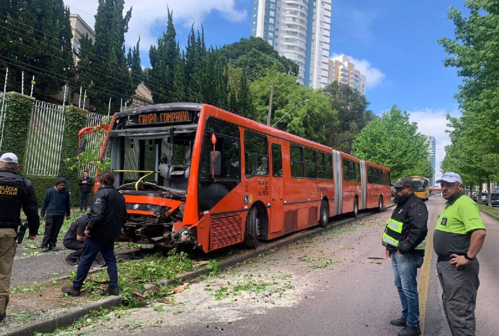 acidente-onibus-curitiba-rua-do-outono acidente-onibus-curitiba-rua-do-outono