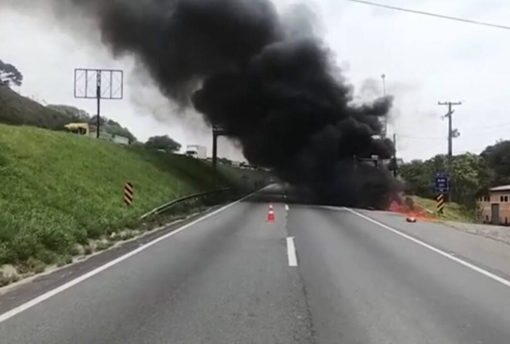 caminhao-pega-fogo-br-277