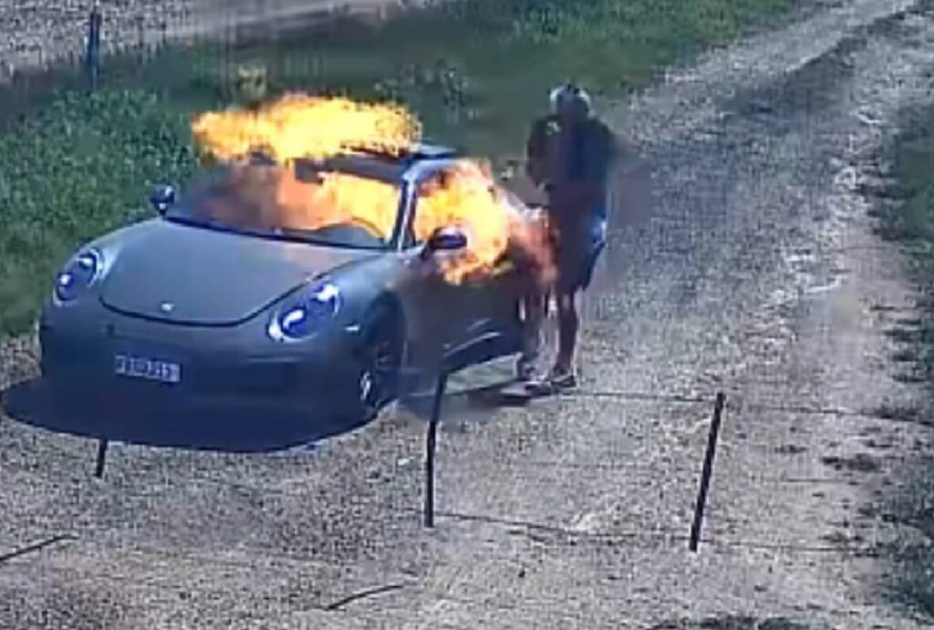 homem-coloca-fogo-em-porsche homem-coloca-fogo-em-porsche
