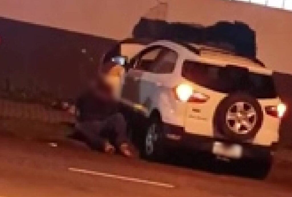 homem-invade-delegacia-com-carro-curitiba