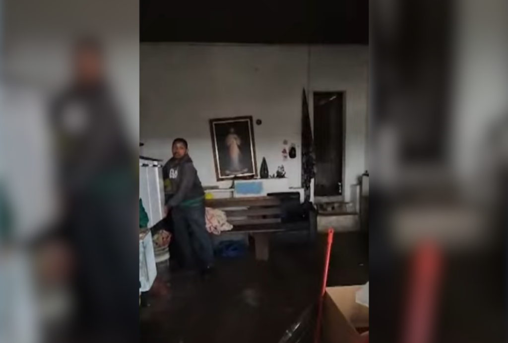 homem morando cemitério homem morando cemitério