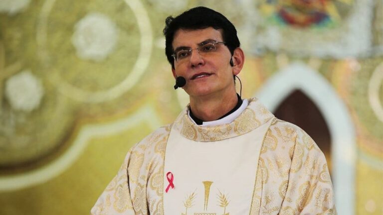 Padre Reginaldo Manzotti reforça apoio ao Outubro Rosa no Programa do Ratinho
