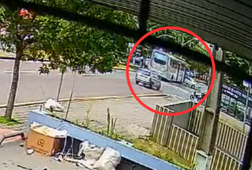 Acidente-Curitiba-carro-ônibus