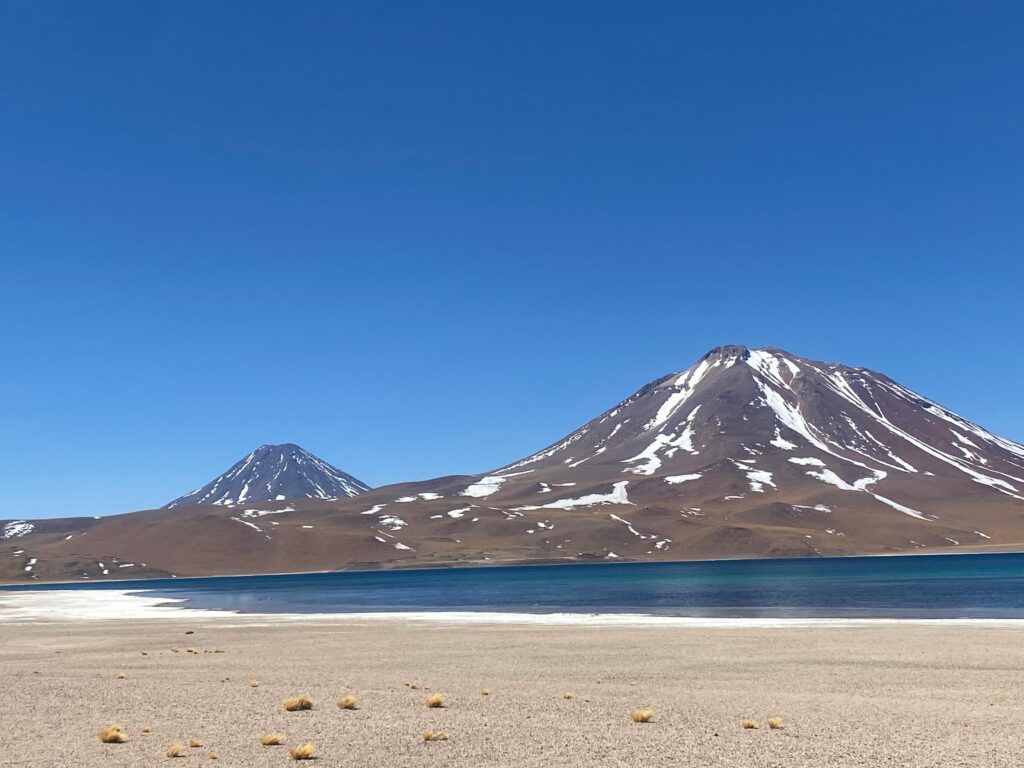 LAGUNA ALTIPLANICA E VULCÃO