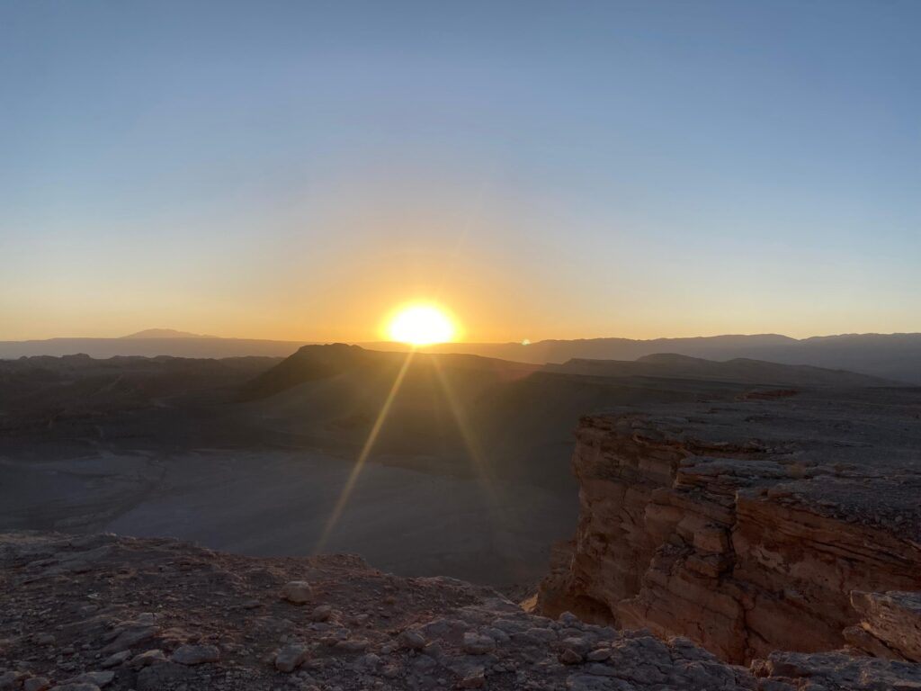 POR DO SOL NO DESERTO DO ATACAMA