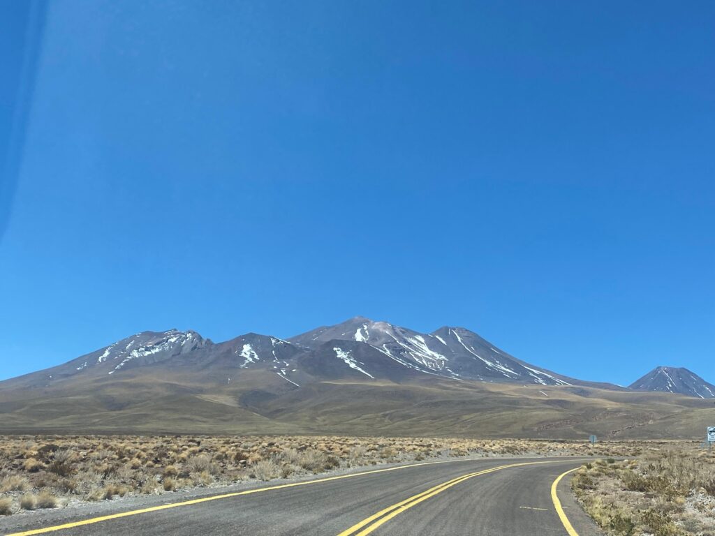 RODOVIA QUE CORTA A CORDILHEIRA DOS ANDES