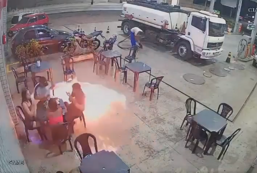 homem acende cigarro posto de gasolina