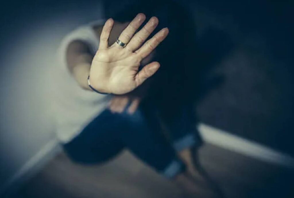 jovem-mantida-em-carcere