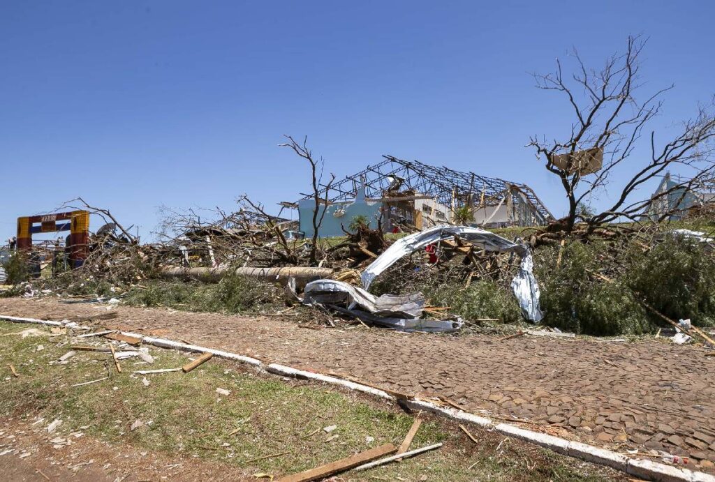 tornado-em-rio-bonito-do-iguacu-reconstrucao-escolas