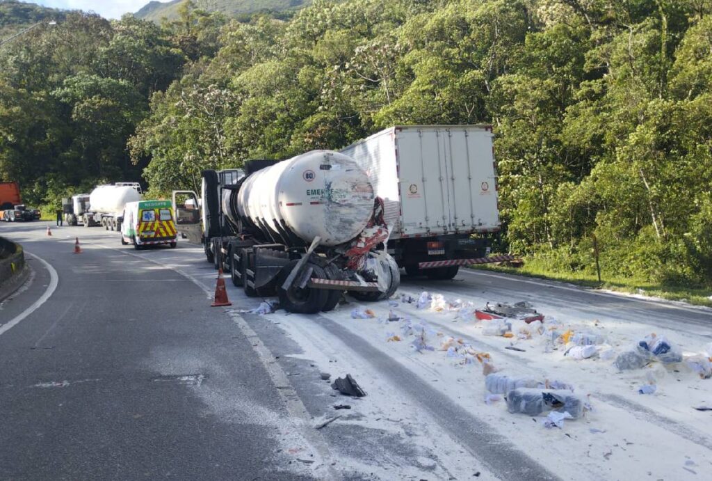 acidente-br-376-guaratuba-hoje-vazamento-acido