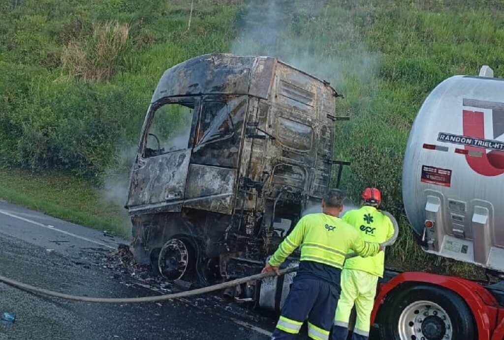 caminhao-pega-fogo-na-br-277-morretes