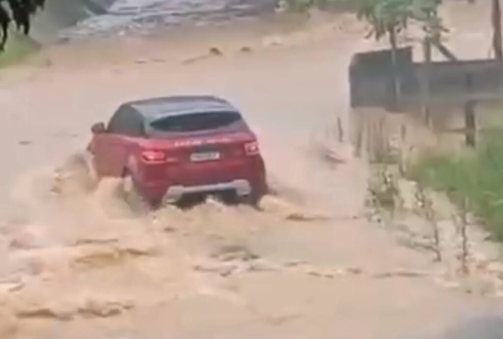 carro-arrastado-em-palhoca