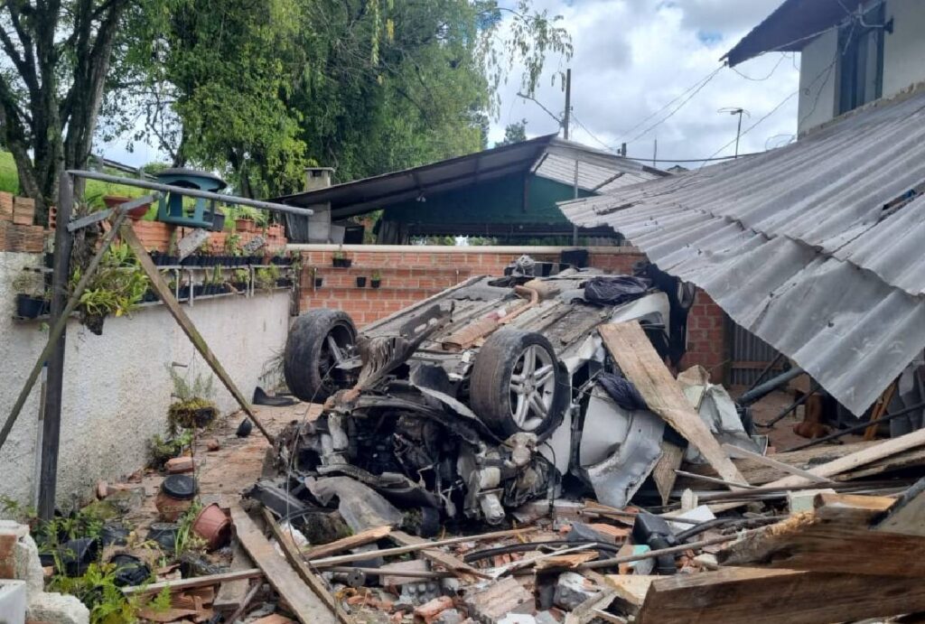 carro-capota-em-curitiba-casa