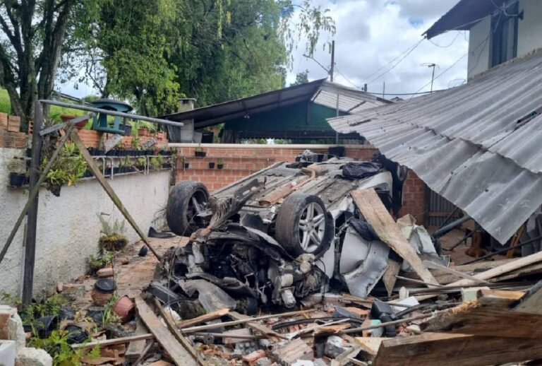 carro-capota-em-curitiba-casa