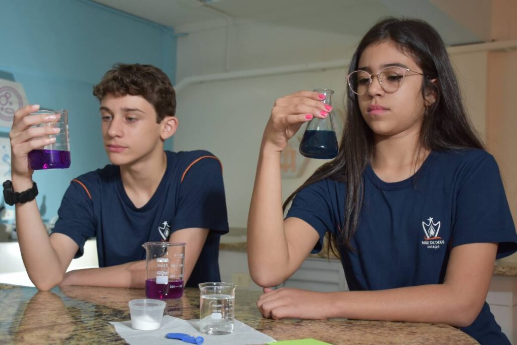 Laboratório de química do Colégio Mãe de Deus, em Londrina, no Paraná