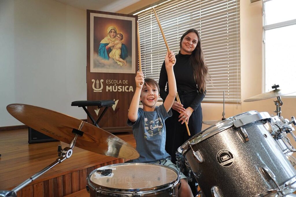 Aulas de música no Colégio Mãe de Deus em Londrina, no Paraná