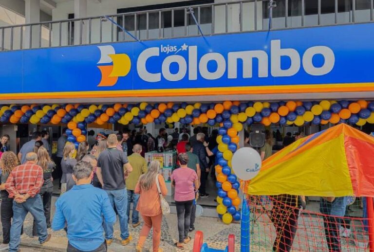 Inauguração da Lojas Colombo em Carambeí, nos Campos Gerais do Paraná, com clientes se aglomerando na frente da loja.