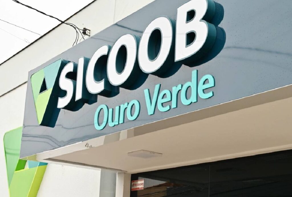 Fachada do Sicoob Ouro Verde em Londrina, no Paraná