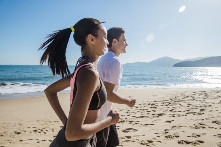 Corrida Mais Verão une esporte e saúde na Praia Brava de Caiobá