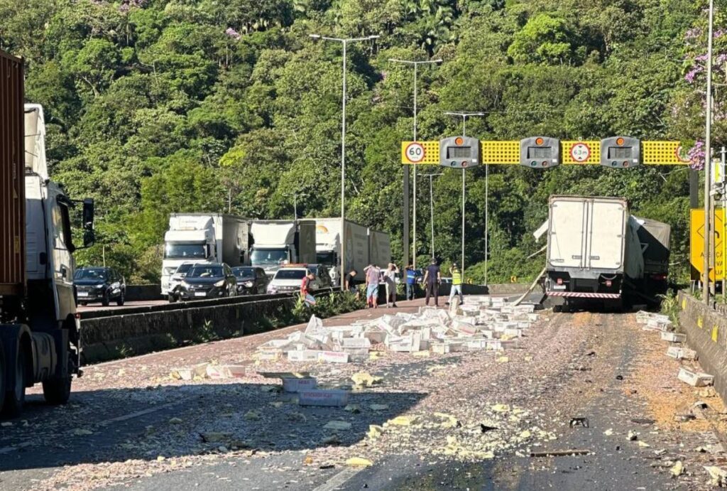 Carga espalhada na BR-376 após acidente