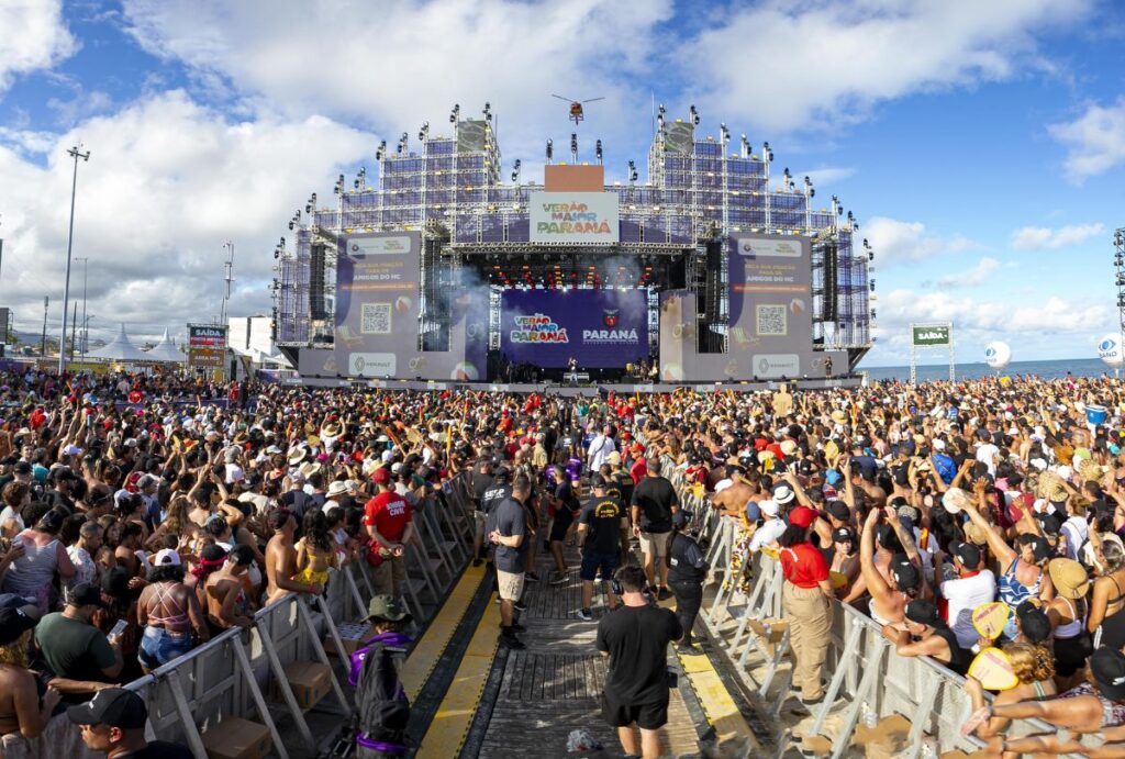 Público esperando show começar em Matinhos