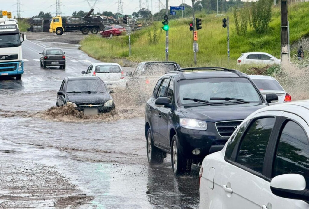 Carros em uma rua alagada em Curitiba