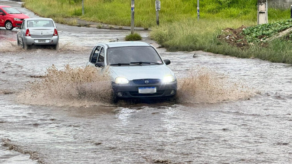 Carros em uma rua alagada em Curitiba