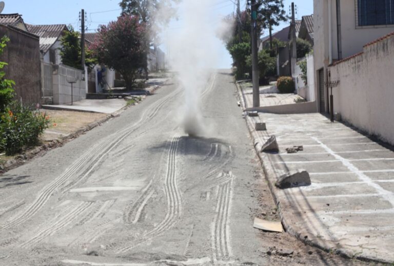 Formação de um redemoinho de poeira em rua de Curitiba.