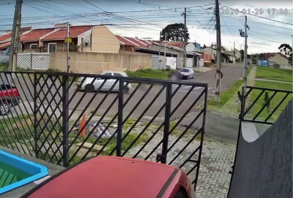 Motorista fugindo em um carro após atropelar uma criança