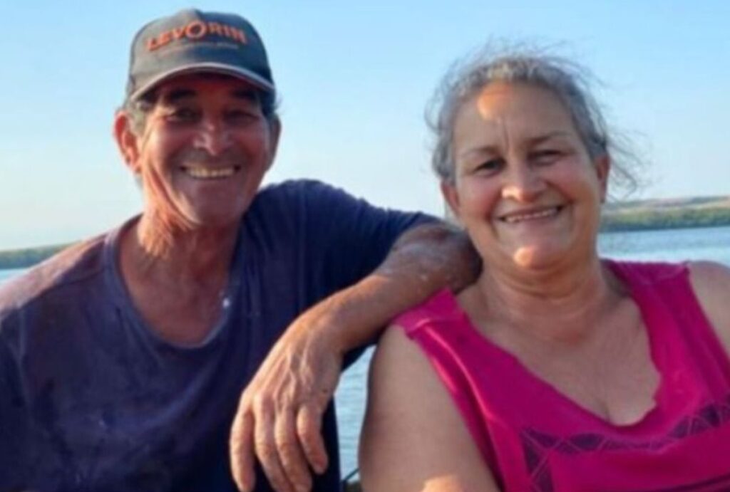 Homem e mulher, do lado do outro, sorrindo