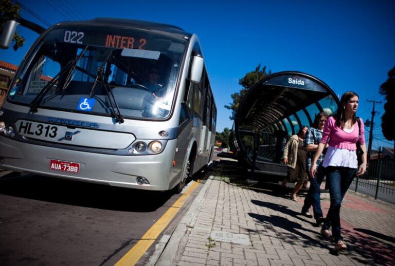 Pessoas saindo de estação tubo.