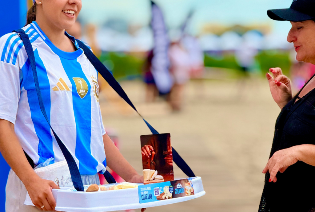 A Capa Azul Cremont participa com ativações no palco e com promotores que realizam a distribuição de queijo ao longo do dia