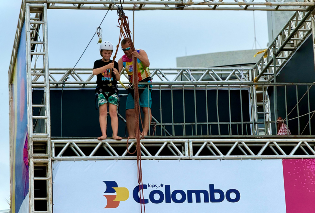 A Lojas Colombo, patrocinadora naming do projeto, oferece uma tirolesa gratuita ao público