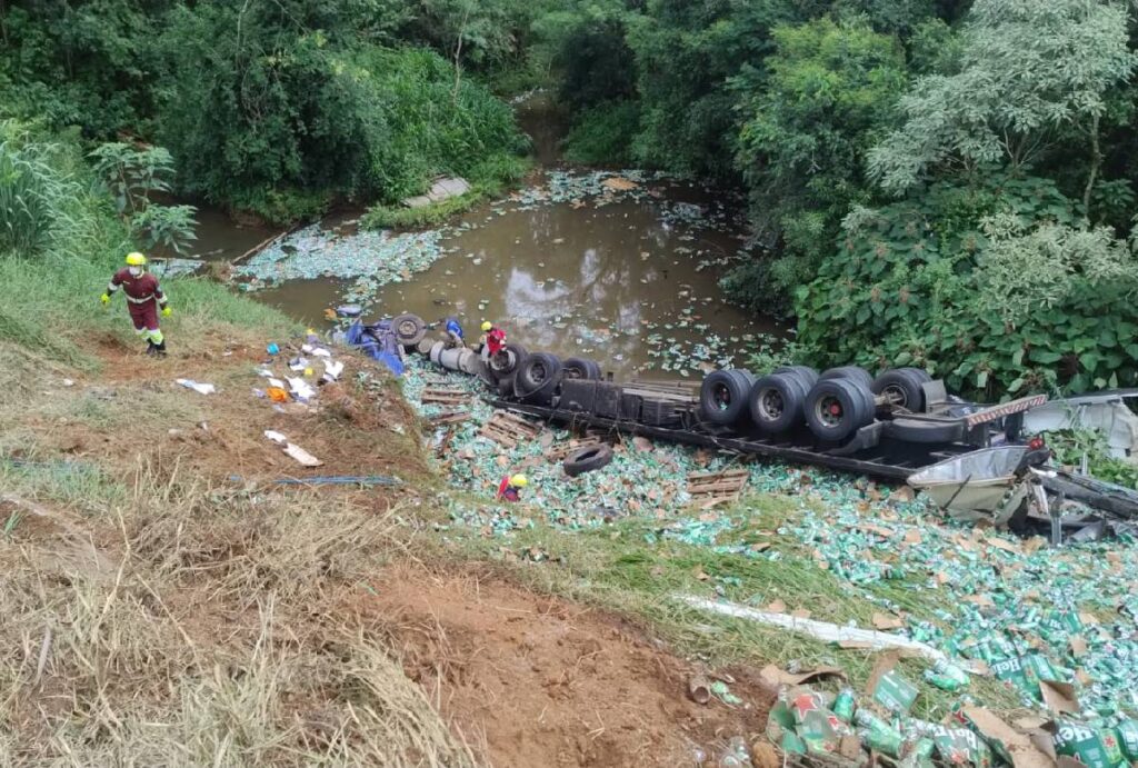 caminhão carregado de cerveja caiu no rio em Imbaú