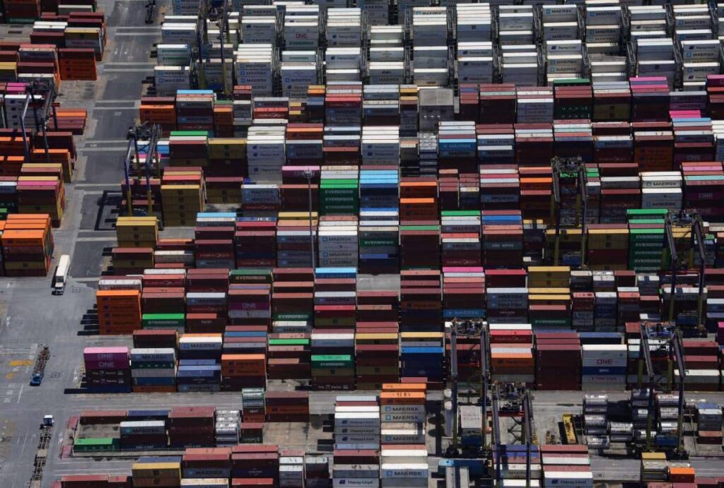 Imagem aérea de contêineres no porto de Paranaguá