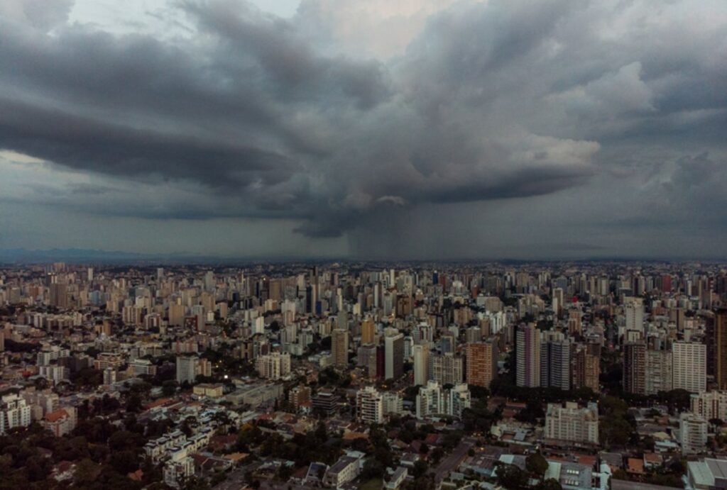 Cidade de Curitiba em um dia chuvoso